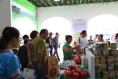 長(zhǎng)順縣土特產(chǎn)亮相粵桂黔名優(yōu)產(chǎn)品展銷(xiāo)會(huì)，農(nóng)副產(chǎn)品銷(xiāo)售火爆獲熱捧
